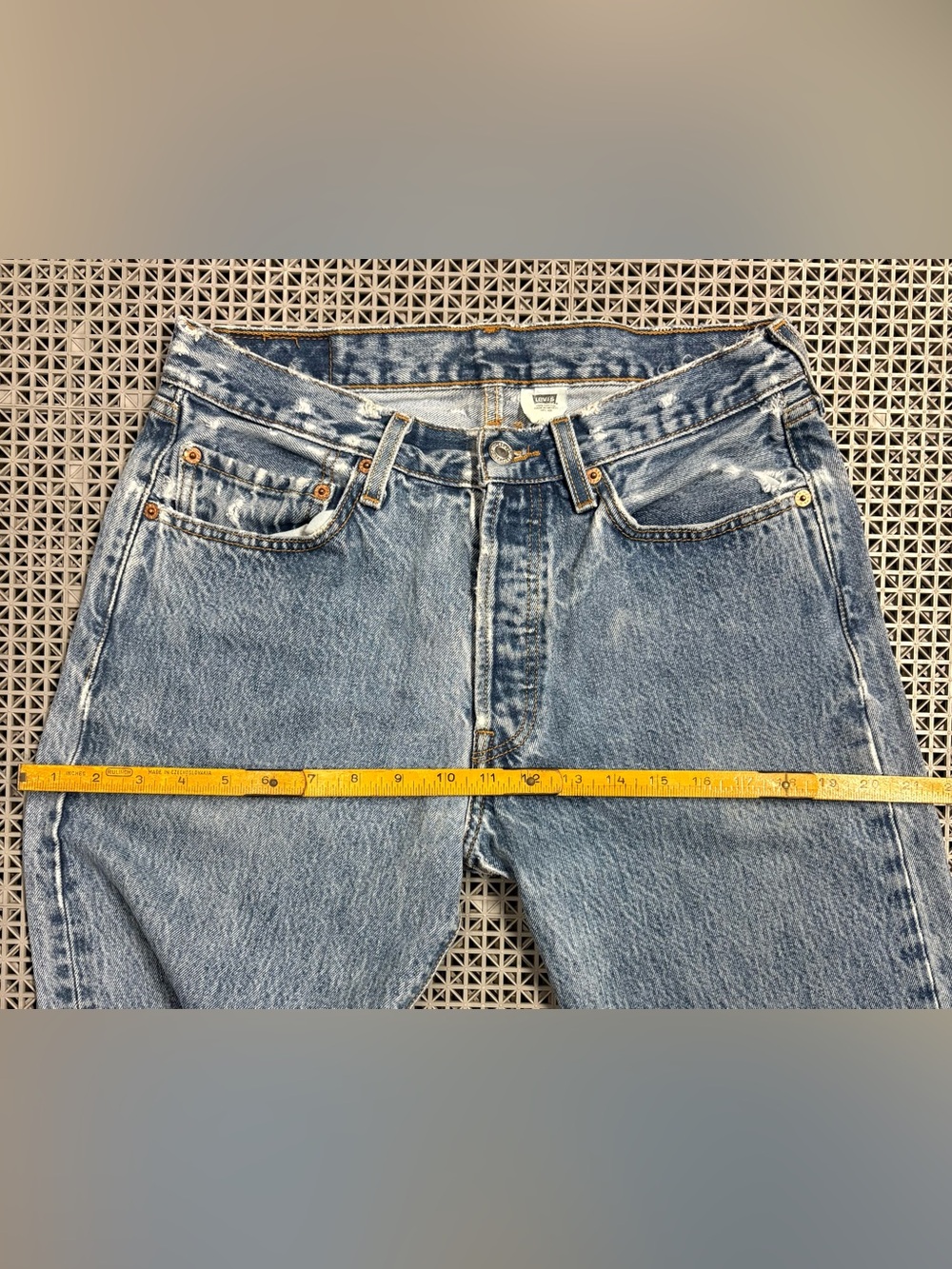 Vintage Levi's 501 Medium Wash Button-Fly Blue Jeans - Y2K - Picture 9 of 15